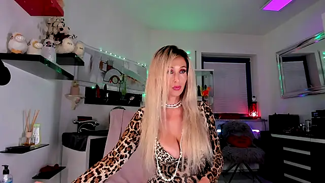 Snapshot of 2bigass4_u chatting on October 24, 3:36 am 2bigass4 u online show from October 24, 3:36 am