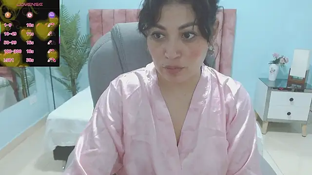 Snapshot of sophia_hadid chatting on December 2, 8:26 pm sophia hadid online show from December 2, 8:26 pm