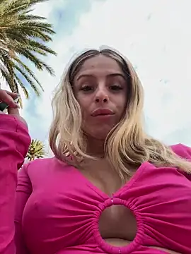 Snapshot of BritneyDimond chatting on December 9, 5:19 pm BritneyDimond online show from December 9, 5:19 pm