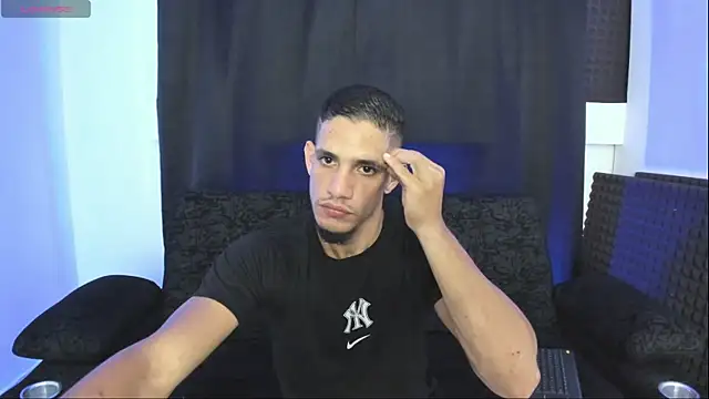 Snapshot of jhonnysnow17 chatting on May 15, 8:43 am jhonnysnow17 online show from May 15, 8:43 am