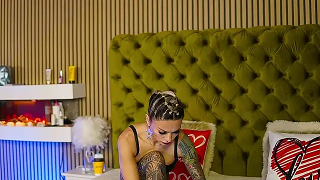 TiffanyMaze online show from February 12, 8:16 am