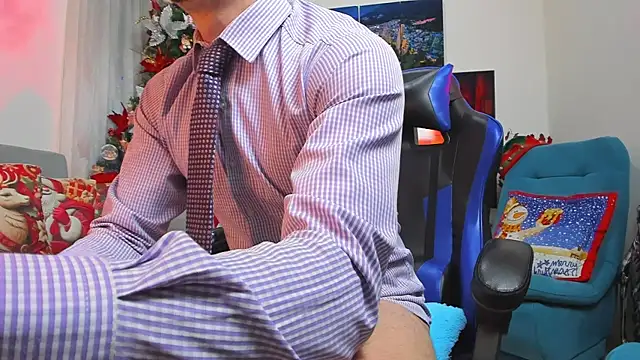 Snapshot of LiamCossio_ chatting on December 12, 1:43 am LiamCossio  online show from December 12, 1:43 am