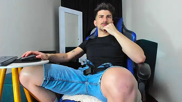 Snapshot of LiamCossio_ chatting on January 8, 2:25 am LiamCossio  online show from January 8, 2:25 am