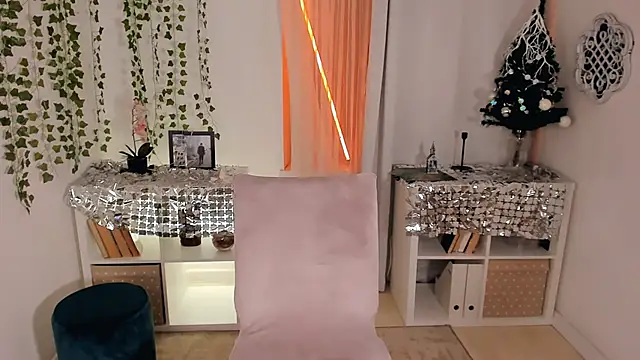 mia x love online show from December 21, 6:53 am