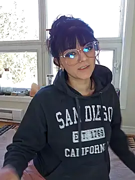 Snapshot of anyalikestosuck chatting on February 5, 8:57 pm anyalikestosuck online show from February 5, 8:57 pm