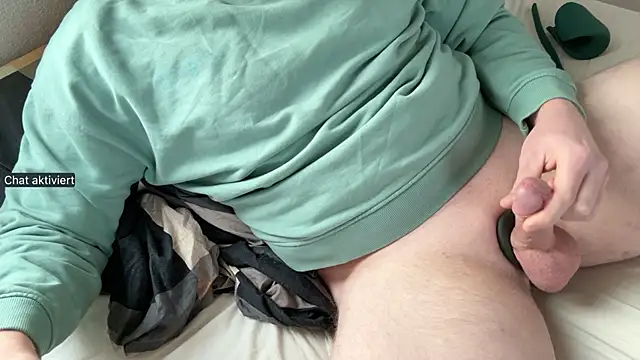 Snapshot of an0nym0us_us3r chatting on December 18, 2:12 pm an0nym0us us3r online show from December 18, 2:12 pm