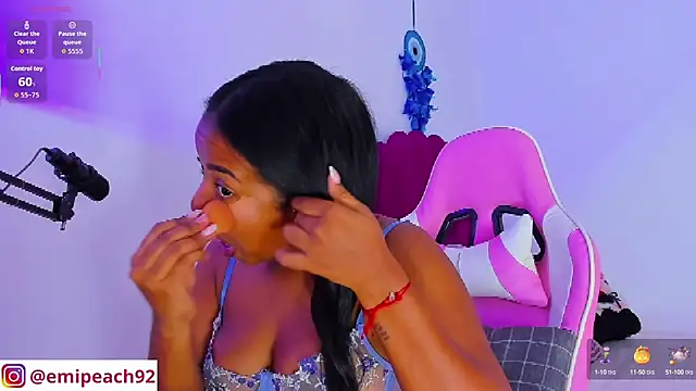 Snapshot of samanthaabloom chatting on October 23, 12:21 am samanthaabloom online show from October 23, 12:21 am