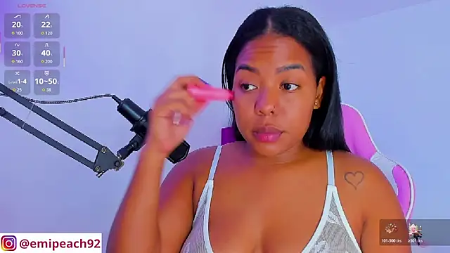 Snapshot of samanthaabloom chatting on November 6, 1:17 am samanthaabloom online show from November 6, 1:17 am