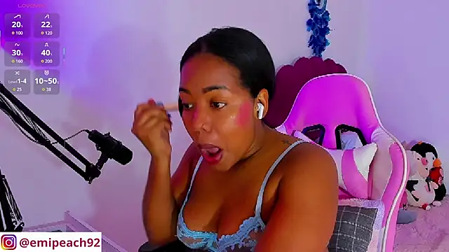 Snapshot of samanthaabloom chatting on November 8, 1:06 am samanthaabloom online show from November 8, 1:06 am