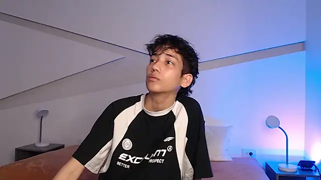 Snapshot of hot_little_bunny chatting on February 18, 8:25 pm hot little bunny online show from February 18, 8:25 pm