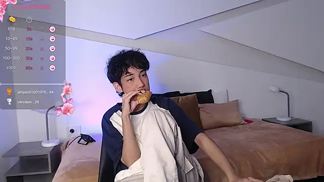 Snapshot of hot_little_bunny chatting on March 8, 12:33 am hot little bunny online show from March 8, 12:33 am