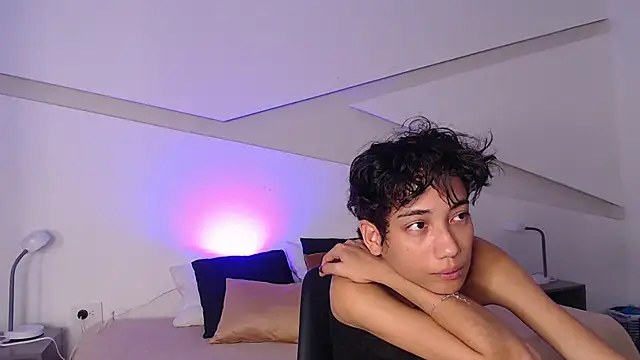 Snapshot of hot_little_bunny chatting on March 12, 9:24 pm hot little bunny online show from March 12, 9:24 pm