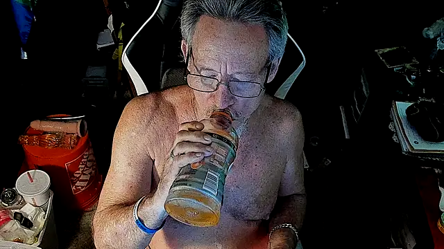 Snapshot of Daddysthick chatting on November 10, 6:56 am Daddysthick online show from November 10, 6:56 am