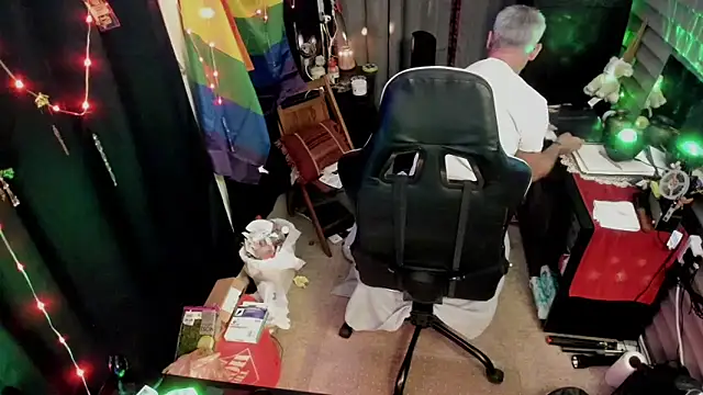 Snapshot of Daddysthick chatting on December 1, 7:35 am Daddysthick online show from December 1, 7:35 am