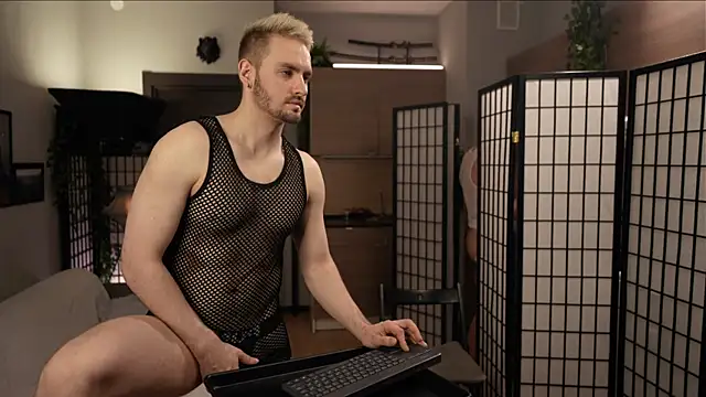 Snapshot of enjoy_me chatting on March 5, 3:40 pm enjoy me online show from March 5, 3:40 pm