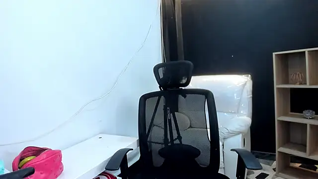 Snapshot of CelesteBrucee chatting on December 19, 4:13 am CelesteBrucee online show from December 19, 4:13 am