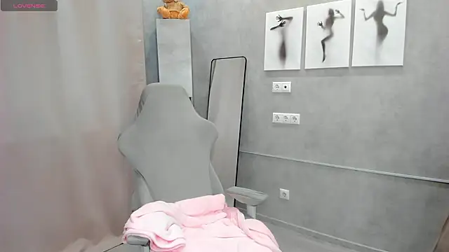 Donna Evans online show from March 7, 12:07 am