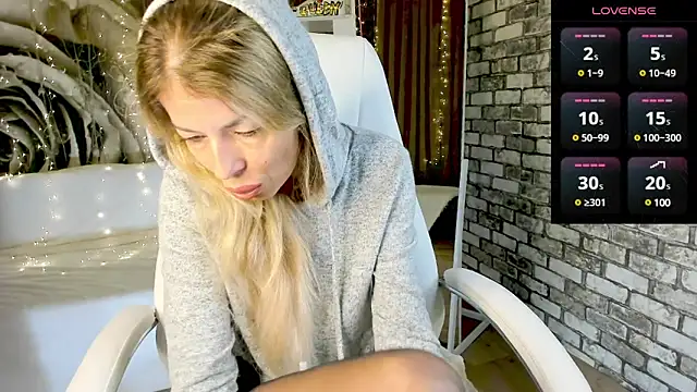 Snapshot of Eva_Melow chatting on February 22, 5:13 pm Eva Melow online show from February 22, 5:13 pm