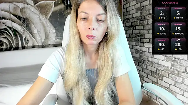 Snapshot of Eva_Melow chatting on October 4, 2:15 pm Eva Melow online show from October 4, 2:15 pm