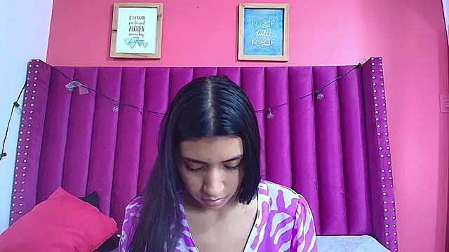 Snapshot of littlee_emilyy_ chatting on December 12, 6:10 pm littlee emilyy  online show from December 12, 6:10 pm