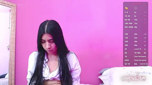 Snapshot of littlee_emilyy_ chatting on March 22, 8:51 am littlee emilyy  online show from March 22, 8:51 am