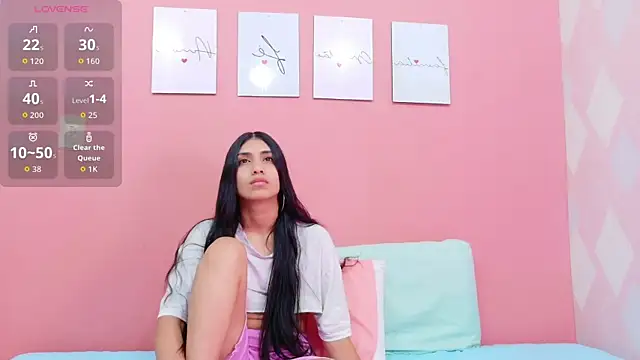 Snapshot of littlee_emilyy_ chatting on October 4, 12:30 am littlee emilyy  online show from October 4, 12:30 am