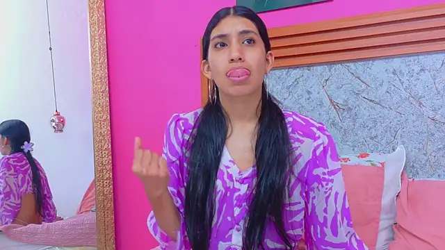 littlee emilyy  online show from April 29, 5:30 pm