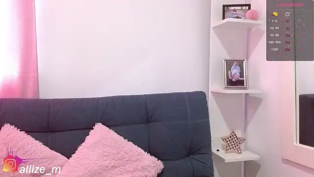 Snapshot of aliicee_m chatting on December 8, 1:36 pm aliicee m online show from December 8, 1:36 pm