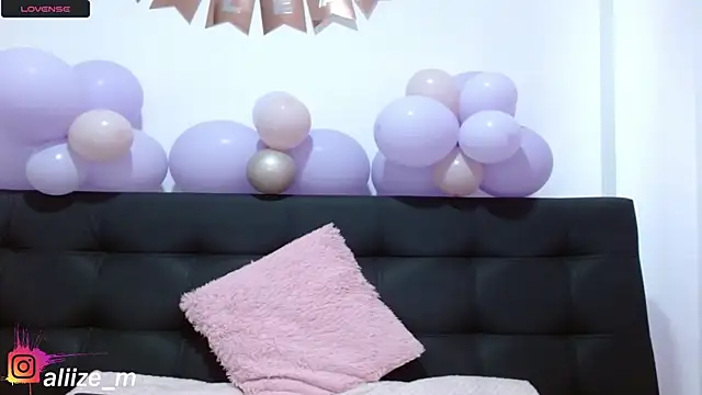 Snapshot of aliicee_m chatting on November 7, 6:52 pm aliicee m online show from November 7, 6:52 pm