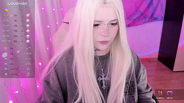 Snapshot of SelenaCute chatting on June 19, 4:39 am SelenaCute online show from June 19, 4:39 am