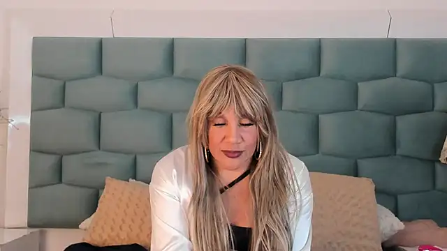 Snapshot of MiaMancini chatting on May 19, 9:43 pm MiaMancini online show from May 19, 9:43 pm