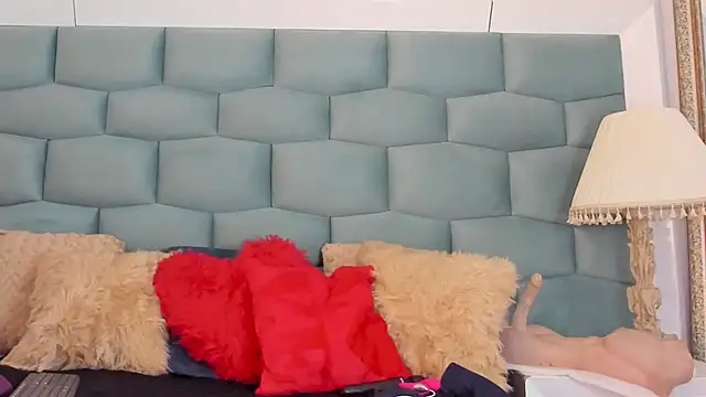 Snapshot of MiaMancini chatting on June 18, 9:08 pm MiaMancini online show from June 18, 9:08 pm