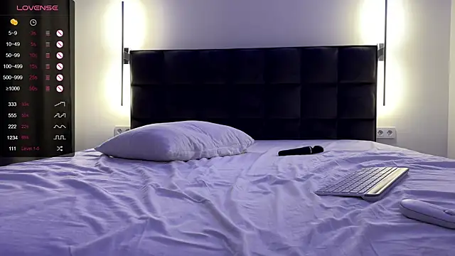 Snapshot of NotElis chatting on March 17, 3:40 pm NotElis online show from March 17, 3:40 pm