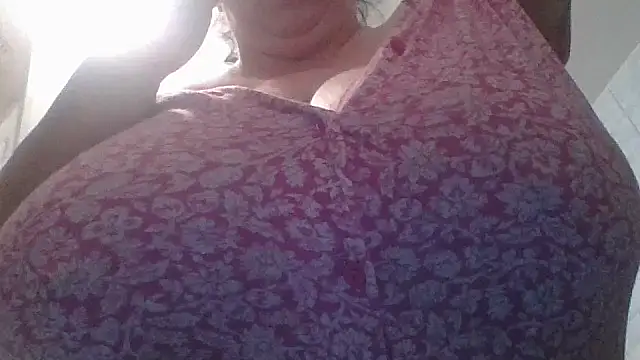 Nataliesbestjuggs online show from September 28, 2:11 pm