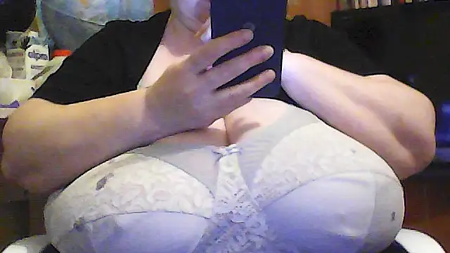 Snapshot of Nataliesbestjuggs chatting on June 10, 9:14 pm Nataliesbestjuggs online show from June 10, 9:14 pm