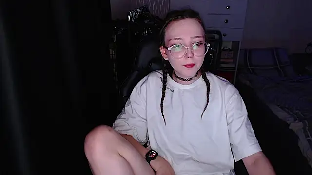 Snapshot of AmeliaKamishiro chatting on November 19, 3:06 am AmeliaKamishiro online show from November 19, 3:06 am