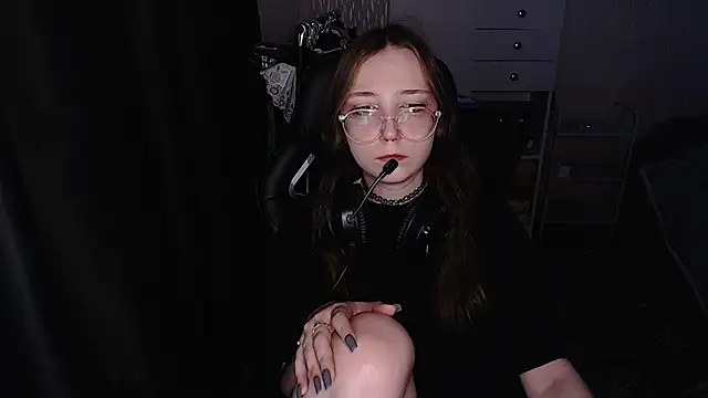 Snapshot of AmeliaKamishiro chatting on December 18, 4:24 pm AmeliaKamishiro online show from December 18, 4:24 pm