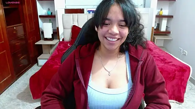 laureentt  online show from February 3, 7:07 am