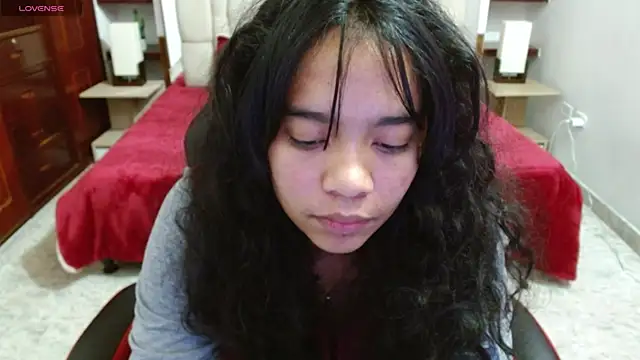 laureentt  online show from March 5, 7:05 am