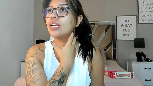 sharlott18 online show from January 8, 1:20 pm