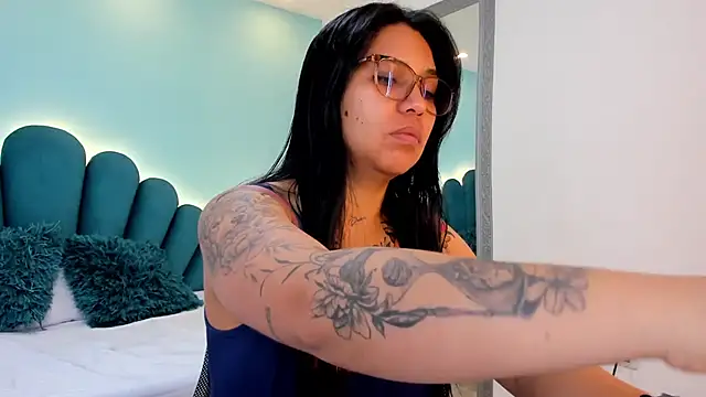 sharlott18 online show from February 22, 1:09 pm