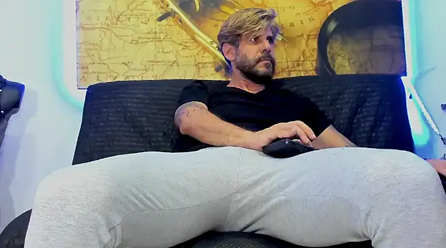 Snapshot of johny_bluexxx chatting on January 30, 5:09 am johny bluexxx online show from January 30, 5:09 am