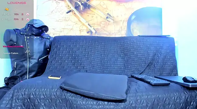 Snapshot of johny_bluexxx chatting on March 19, 3:30 am johny bluexxx online show from March 19, 3:30 am