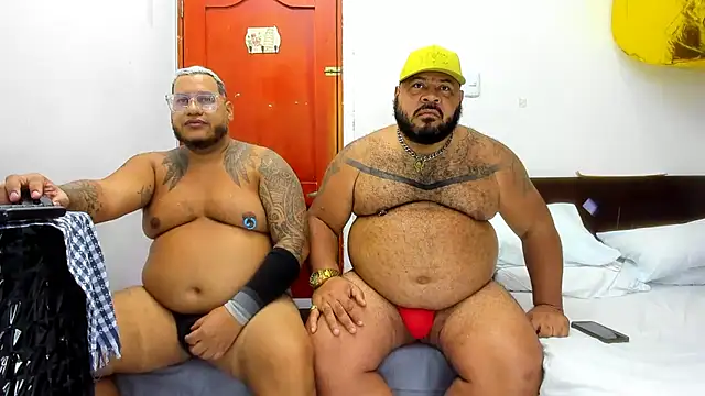 Snapshot of Latino_bigcock chatting on November 28, 5:32 am Latino bigcock online show from November 28, 5:32 am