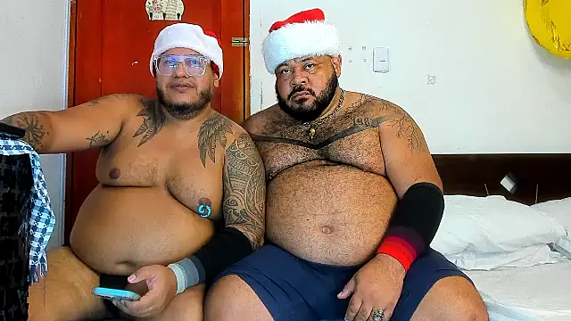 Snapshot of Latino_bigcock chatting on December 5, 1:47 am Latino bigcock online show from December 5, 1:47 am
