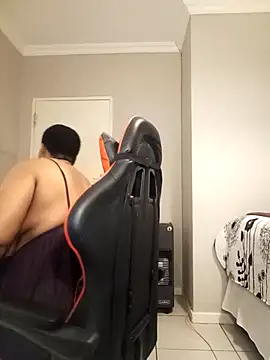 Snapshot of bustylisa1983 chatting on December 18, 4:18 am bustylisa1983 online show from December 18, 4:18 am