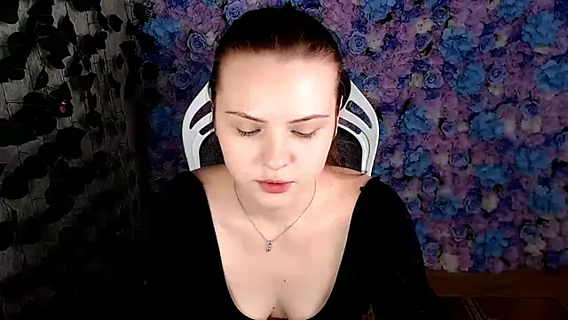 Snapshot of IxxiLiana chatting on October 19, 5:08 am IxxiLiana online show from October 19, 5:08 am