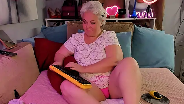 Snapshot of ShannaKingson chatting on August 5, 9:12 am ShannaKingson online show from August 5, 9:12 am