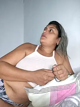 Snapshot of AlyDenalioficial chatting on February 5, 3:05 pm AlyDenalioficial online show from February 5, 3:05 pm