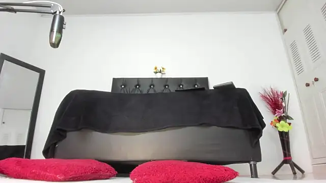 Snapshot of martinaclark chatting on May 16, 12:29 am martinaclark online show from May 16, 12:29 am